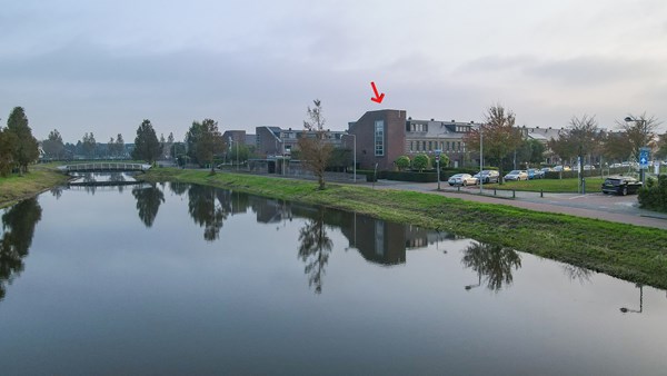 Ruime hoekwoning op groot perceel met vier slaapkamers en vrij uitzicht over het water